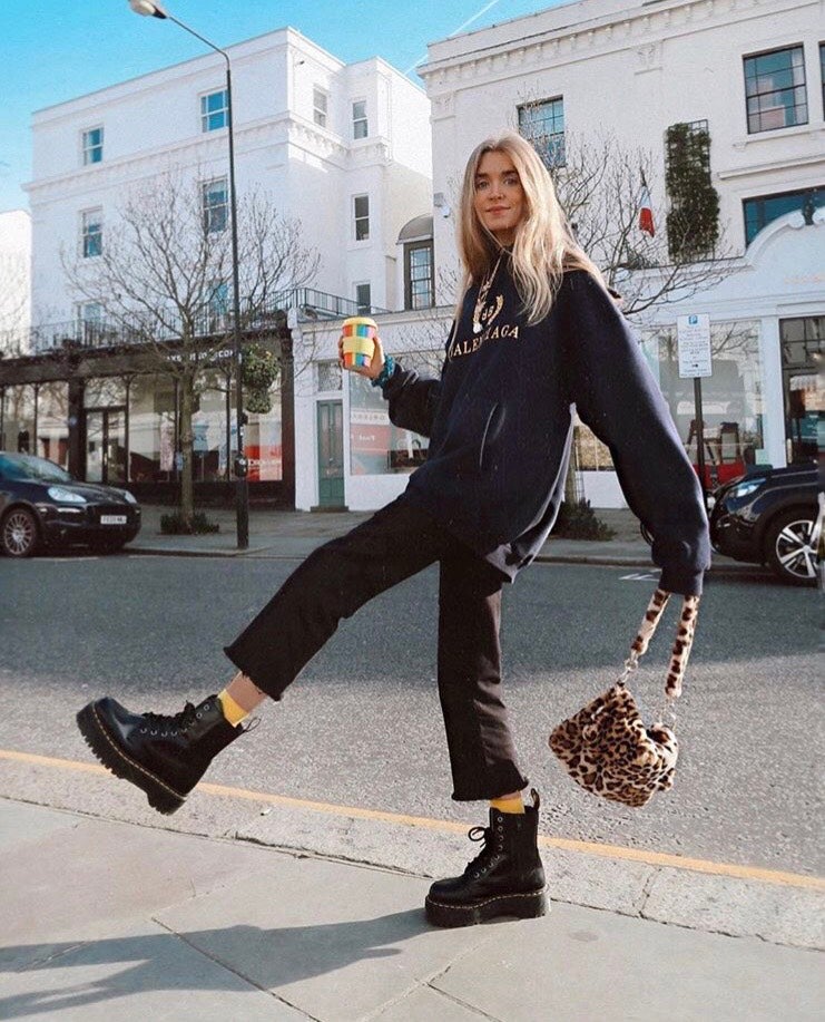 Sí, las Dr. Martens también combinan con sudaderas.