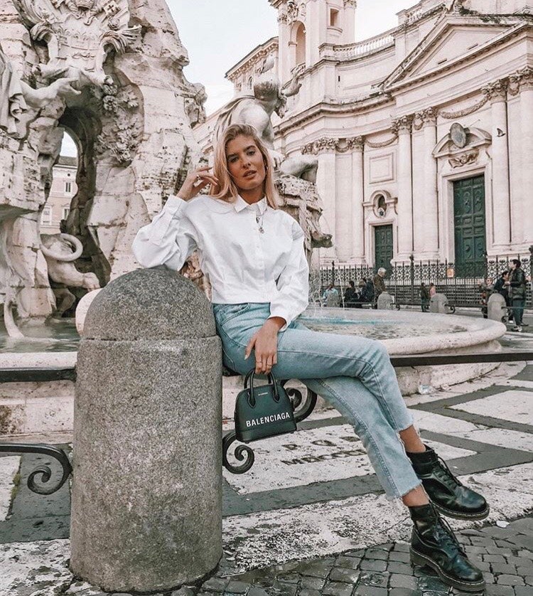 Hasta las blusas más elegantes quedan bien con estas botas militares.