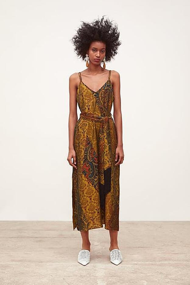 Vestido lencero con cinturón, de Zara.