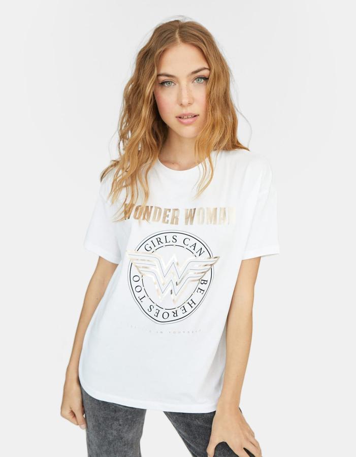 Camiseta feminista con el mensaje 'Girls can be heroes too', de Stradivarius (15.99 euros).
