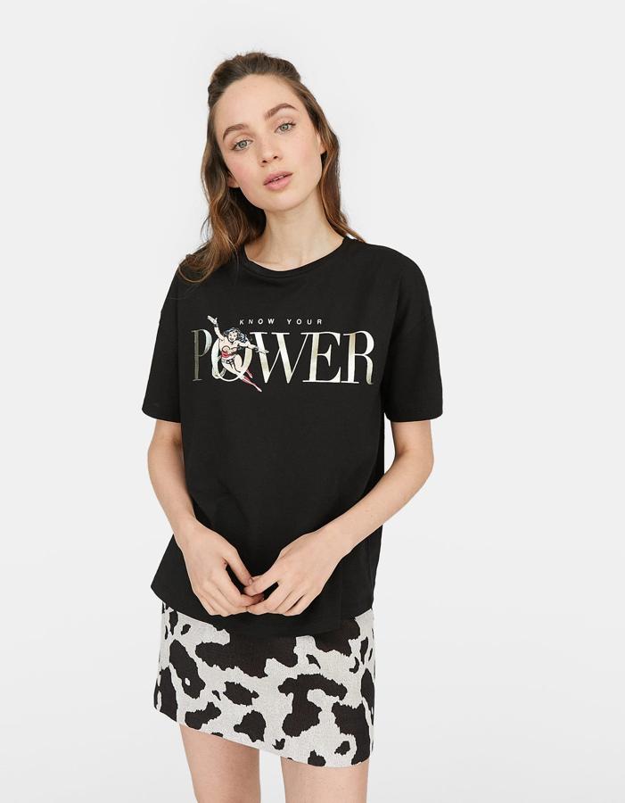 Camiseta feminista con el mensaje 'Know your power', de Stradivarius (15.99 euros).