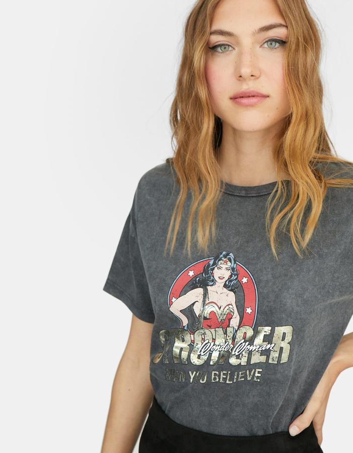 Camiseta feminista con el mensaje 'Stronger than you believe', de Stradivarius (15.99 euros).
