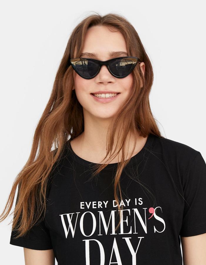 Camiseta feminista con el mensaje 'Every day is Women's Day', de Stradivarius (5.99 euros).