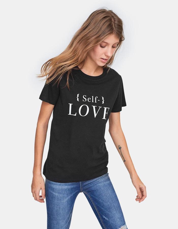 Camiseta feminista con el mensaje 'Self Love', de Stradivarius (5.99 euros).