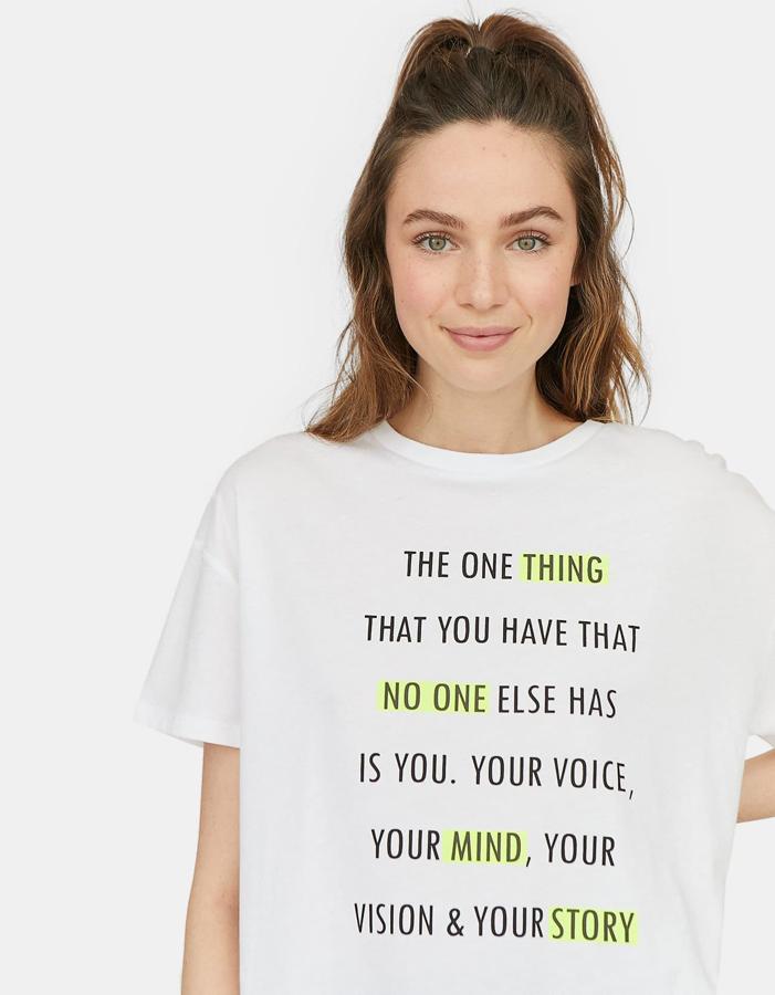 Camiseta feminista con mensaje, de Stradivarius (7.99 euros).