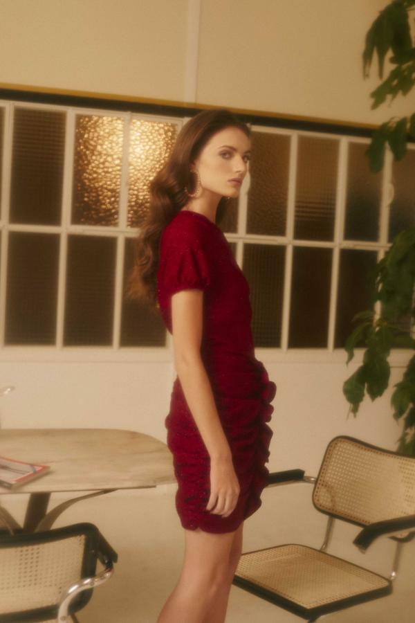 Vestido con tejido de purpurina, con tejido de purpurina. Es el modelo Natalia (159 euros).