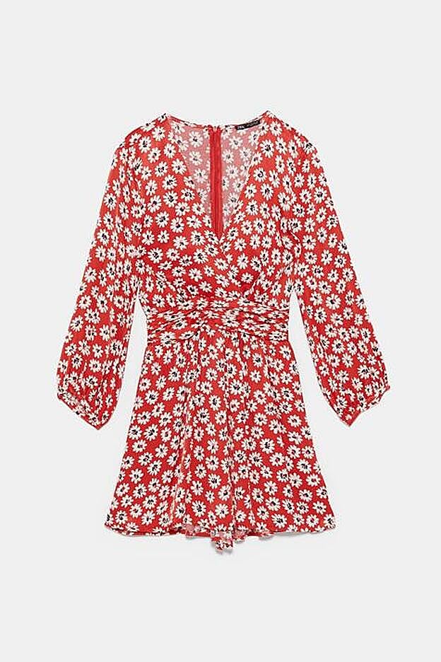 Mono tipo vestido con estampado de flores y fondo rojo, 29,95 euros.