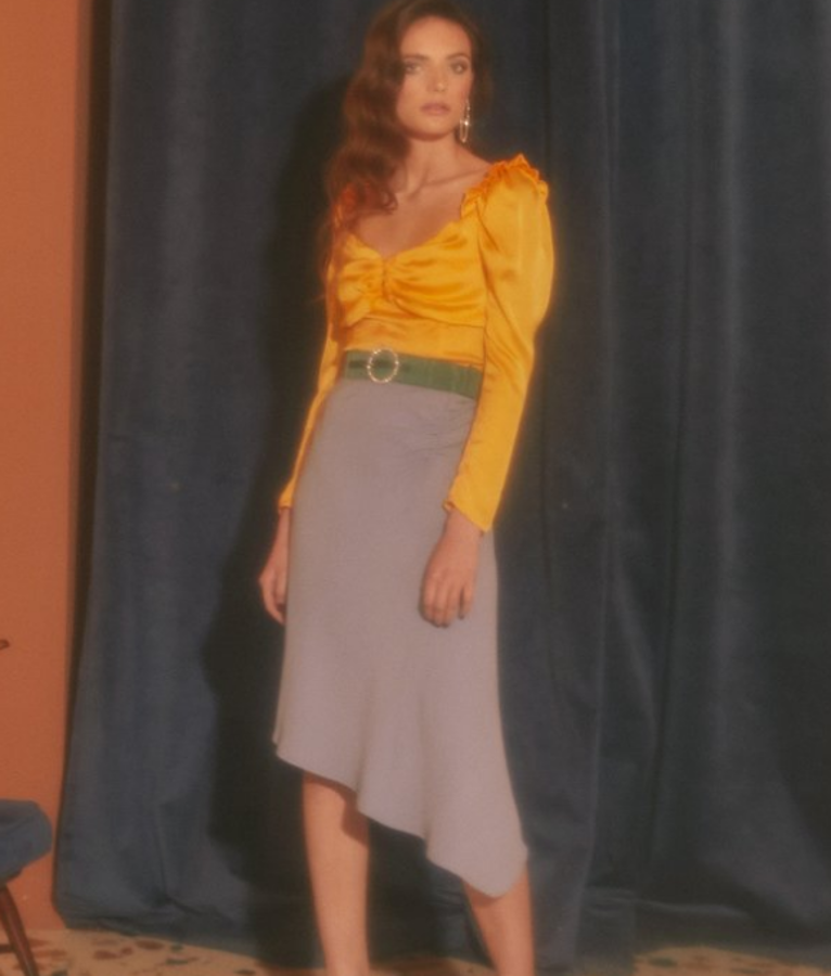 Blusa amarillo fuerte, modelo Pilar (69 euorso) combinada con la falda Mariló (89 euros). El cinturón también es de Redondo Brand y cuesta 49 euros.