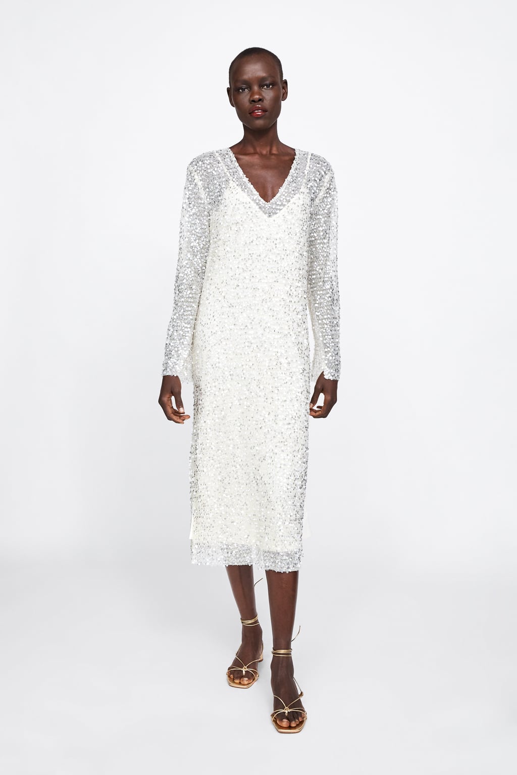 ¿Quién dijo que las lentejuelas son para la Navidad? Este vestido demuestra que se puede brillar también en primavera y ser la más elegante en los eventos más especiales. (39,95 euros).