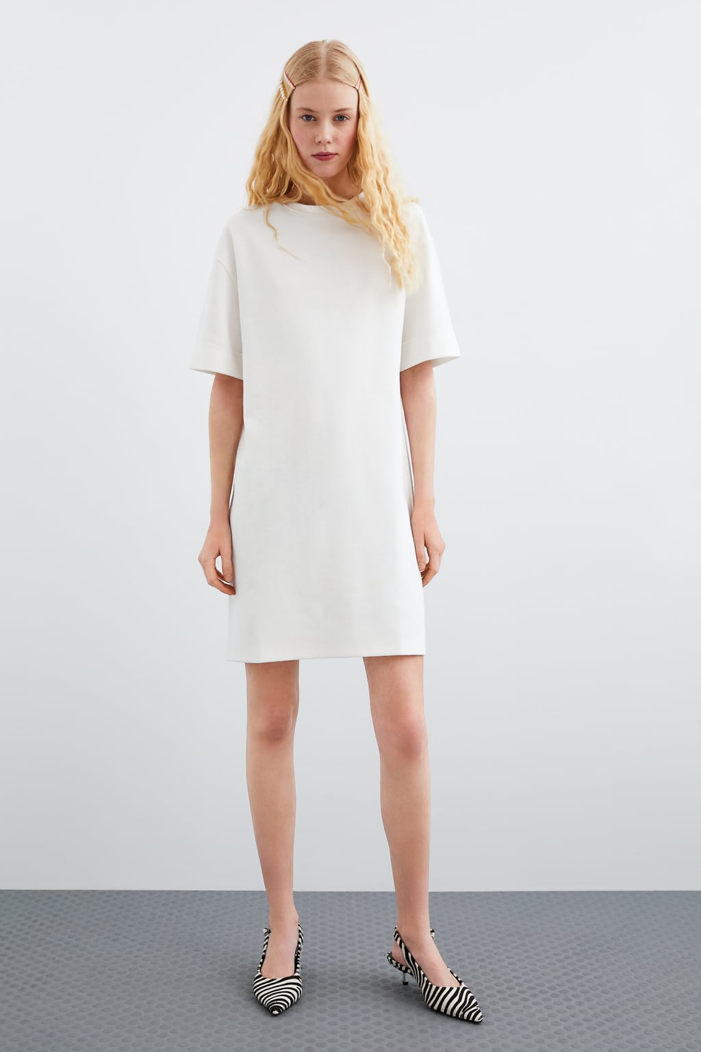 Ni muy largo ni muy corto, este vestido minimalista es perfecto para ir al trabajo cuando llegue el buen tiempo. Fíchalo en Zara por solo 12,95 euros.