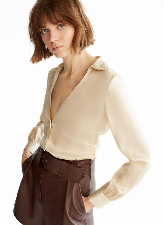 Blusa de raso de inspiración "vintage" con cuello y escote en V, que antes costaba 79 euros y ahora, con el descuento, 55,30.