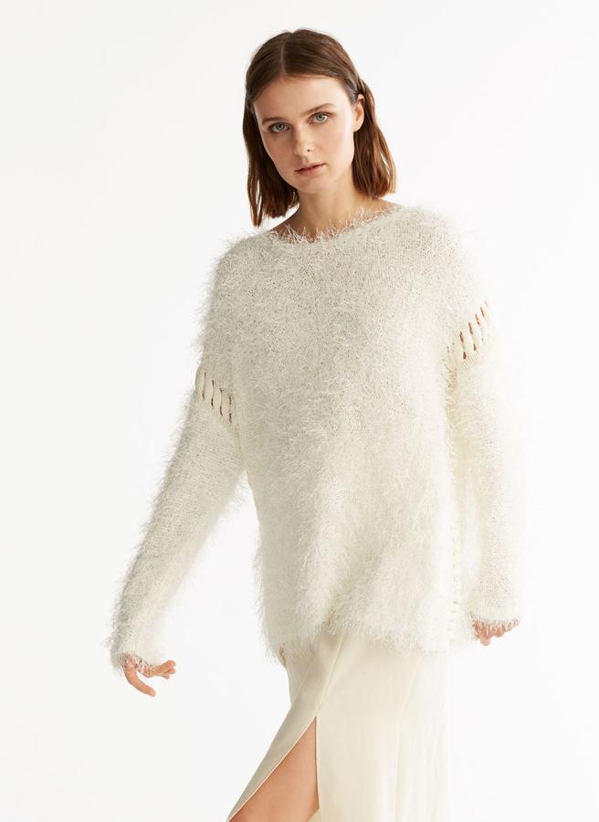 Jersey de efecto pelillo con detalles de aberturas en las mangas. Su precio era de 89 euros y ahora lo puedes comprar por 62,30.