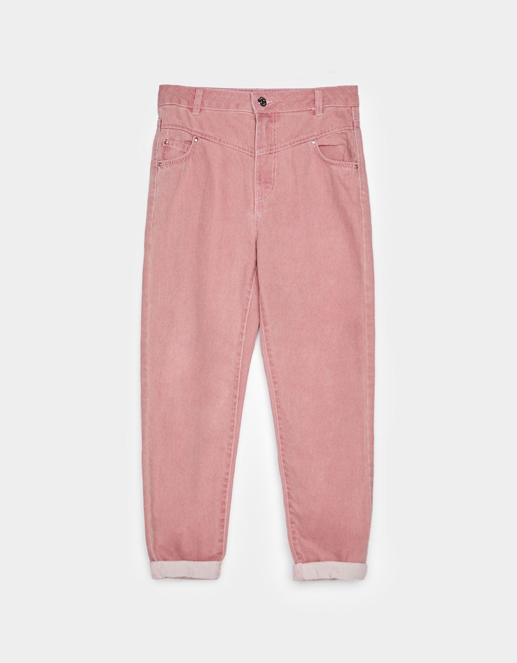 Pantalón mom fit en color rosa: 19,99 euros en Bershka. Disponible en más colores.
