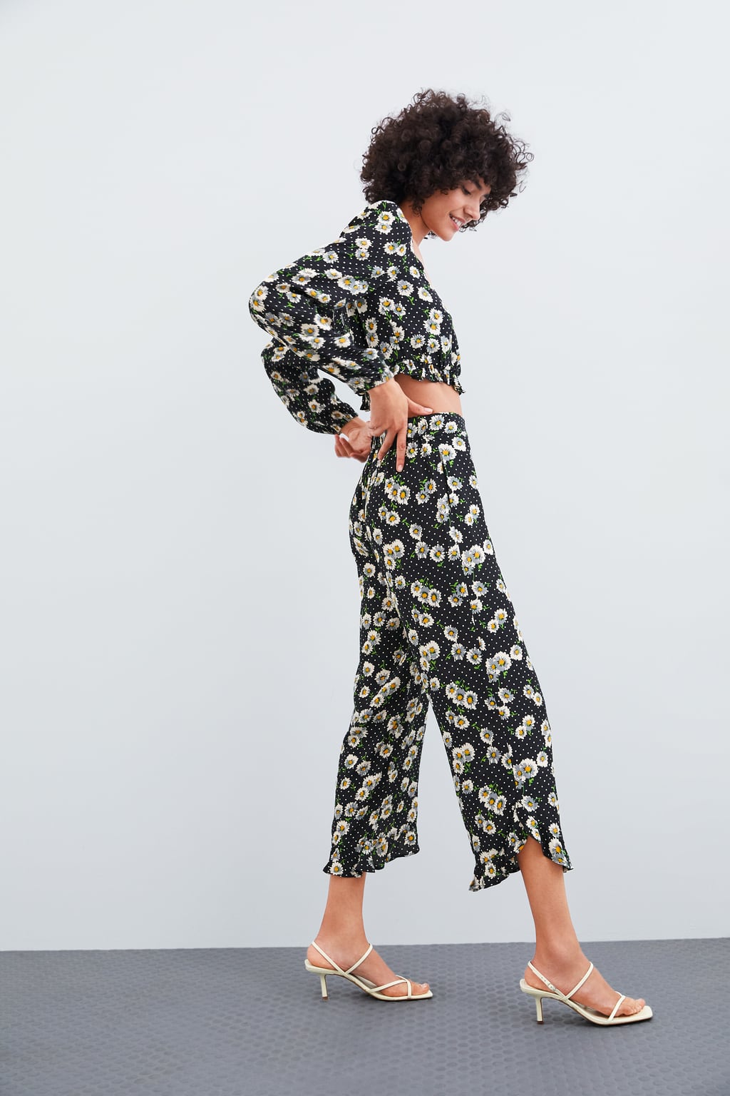 Pantalón estampado con margaritas de Zara: 22,95 euros.