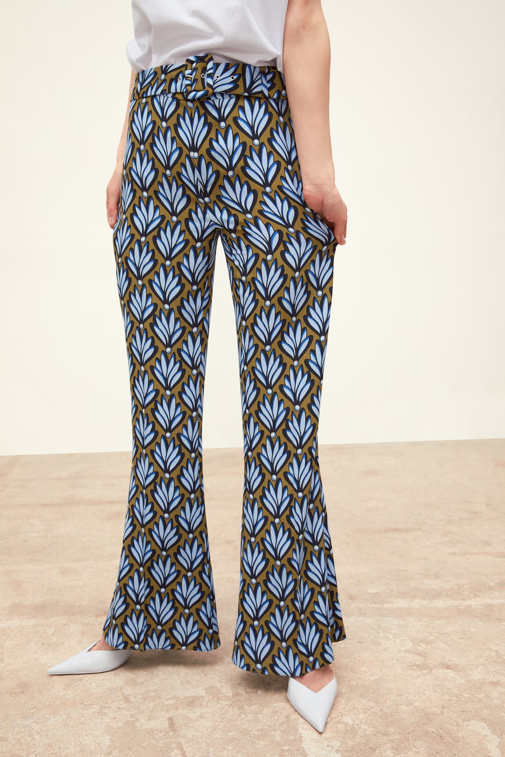 Pantalón fluido estampado de Zara: 39,95 euros.