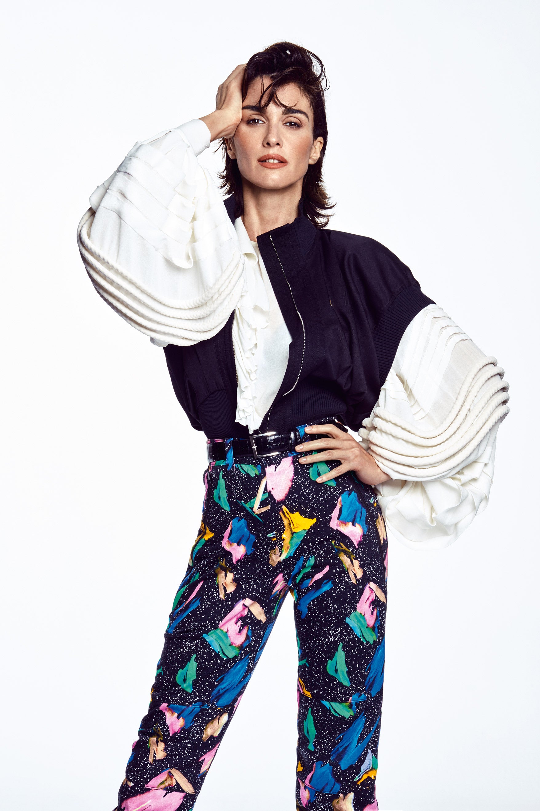 Bomber blusa, pantalón y cinturón, todo de Louis Vuitton.