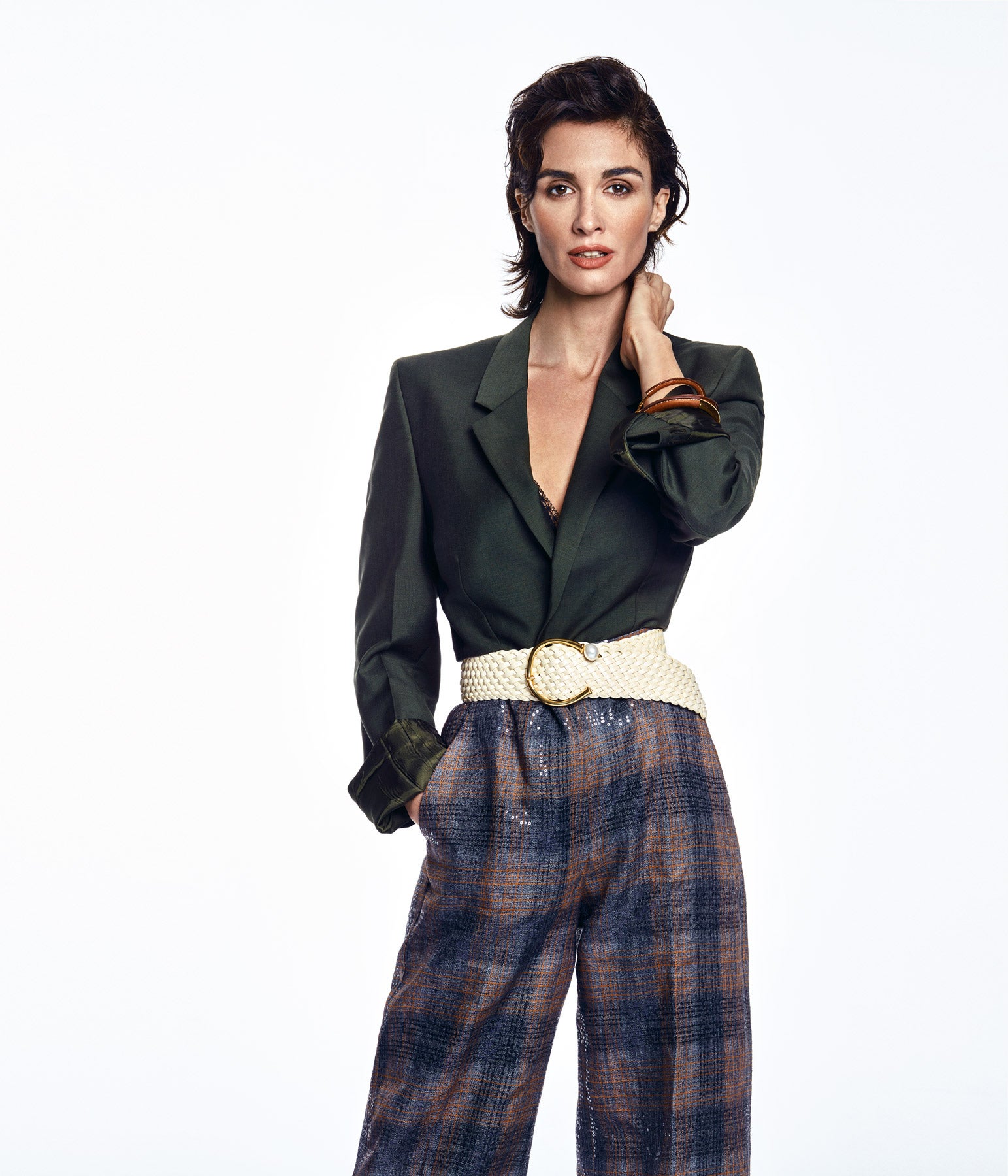 Paz Vega lleva chaqueta verde de Bottega Veneta; sujetador de Etam; pantalón de Brunello Cucinelli; y cinturón de Jorge Vázquez.