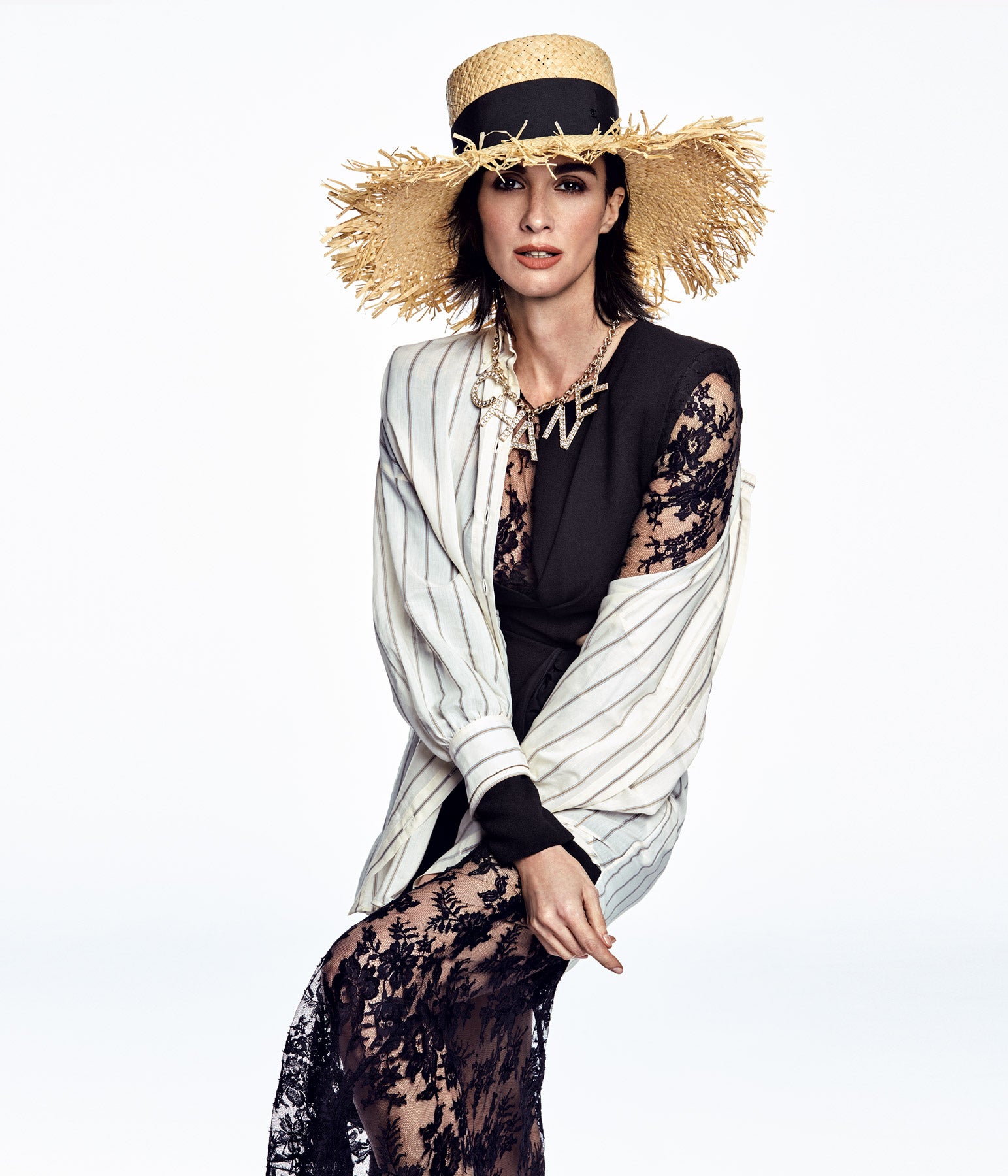 El sombrero y el collar son de Chanel; la camisa, de Brunello Cucinelli; y el vestido con encaje, de Givenchy.