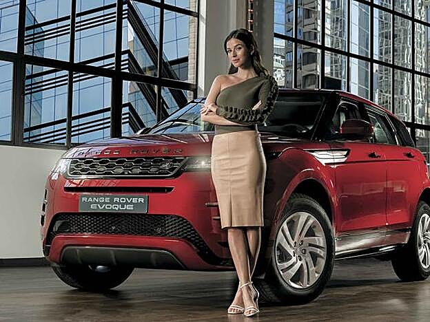Sandra Gago frente al nuevo Range Rover.