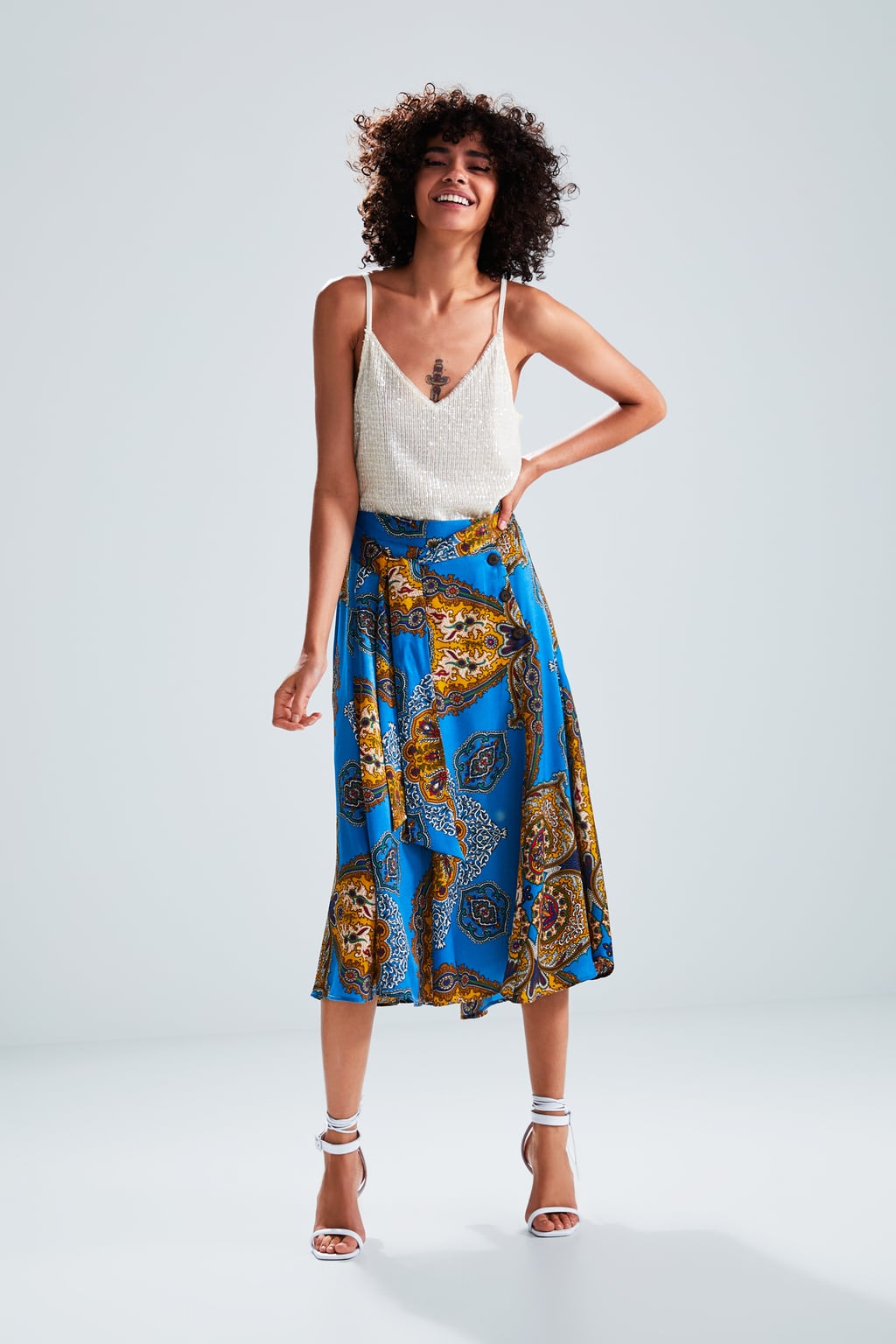 Falda estampada en color azul de Zara: 29,95 euros.