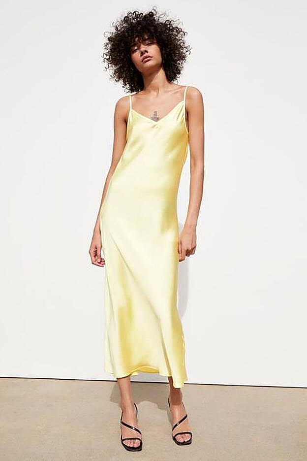 Vestido lencero de color amarillo pastel de Zara.