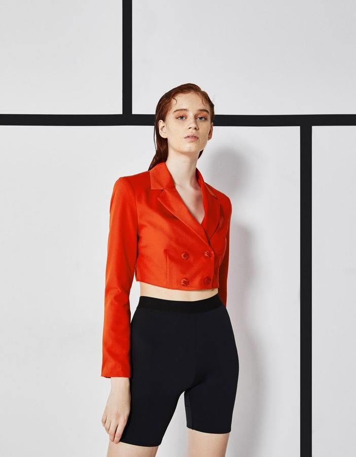 Blazer cropped color coral, 25,99 euros.