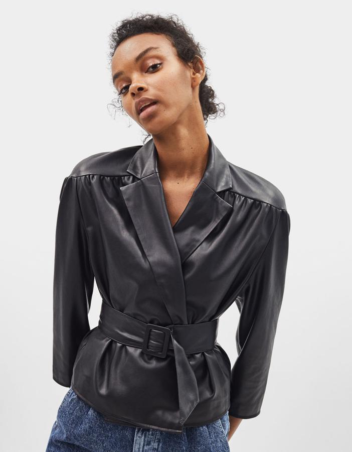 Cazadora de efecto piel con hombreras, 29,99 euros.