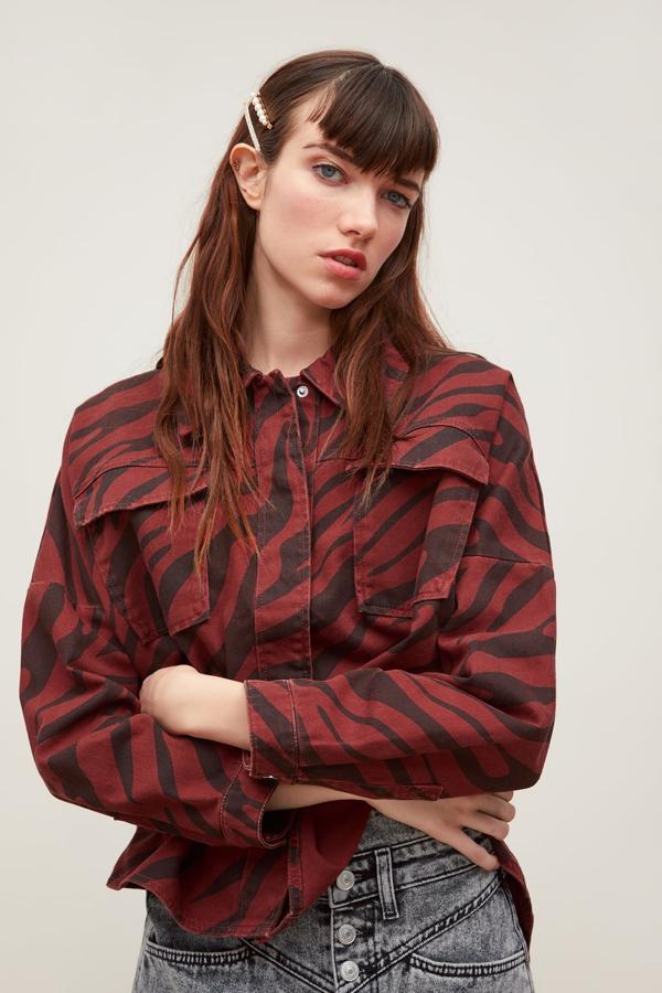 Cazadora oversize 'animal print' con bajo asimétrico, 29,95 euros.