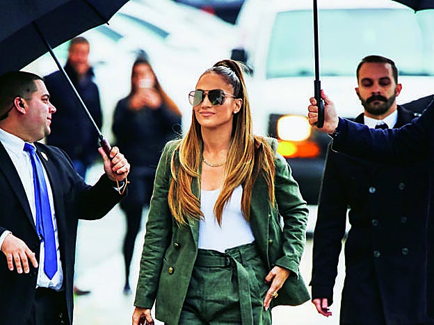 La cantante Jennifer López entra en la categoría de persona de alto mantenimiento: nunca se desplaza sin un séquito que puede ser de hasta 50 personas, desde guardaespaldas y asistentes hasta su coach de cejas.