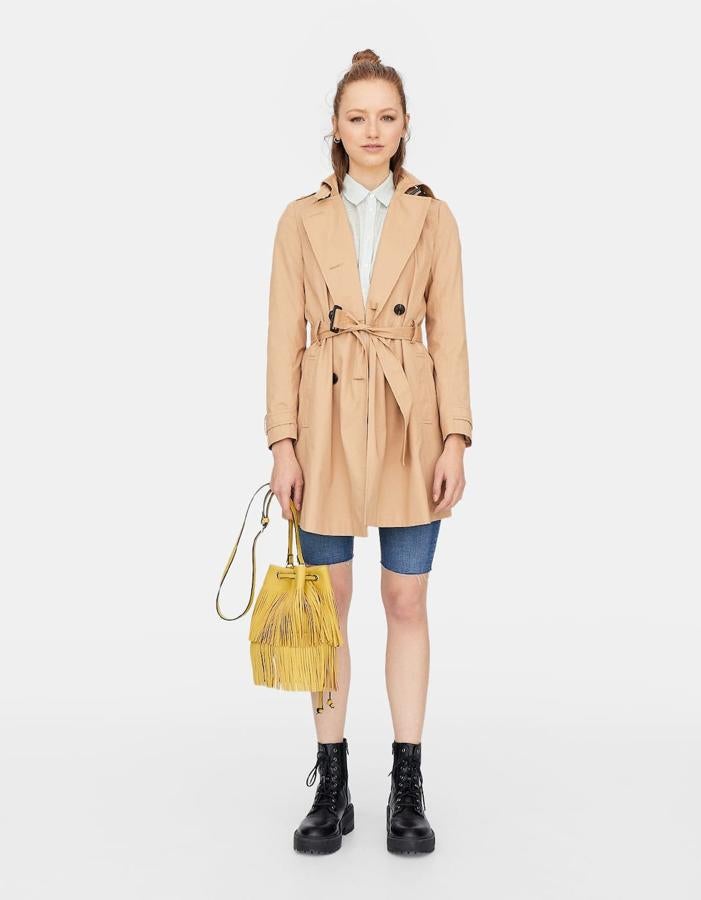 Trench cruzado con cinturón, 29,99 euros.