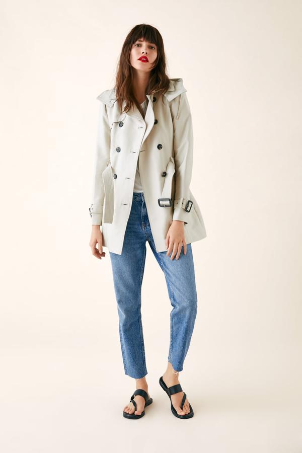 Trench entallado en color arena y con capucha desmontable, 69,95 euros.