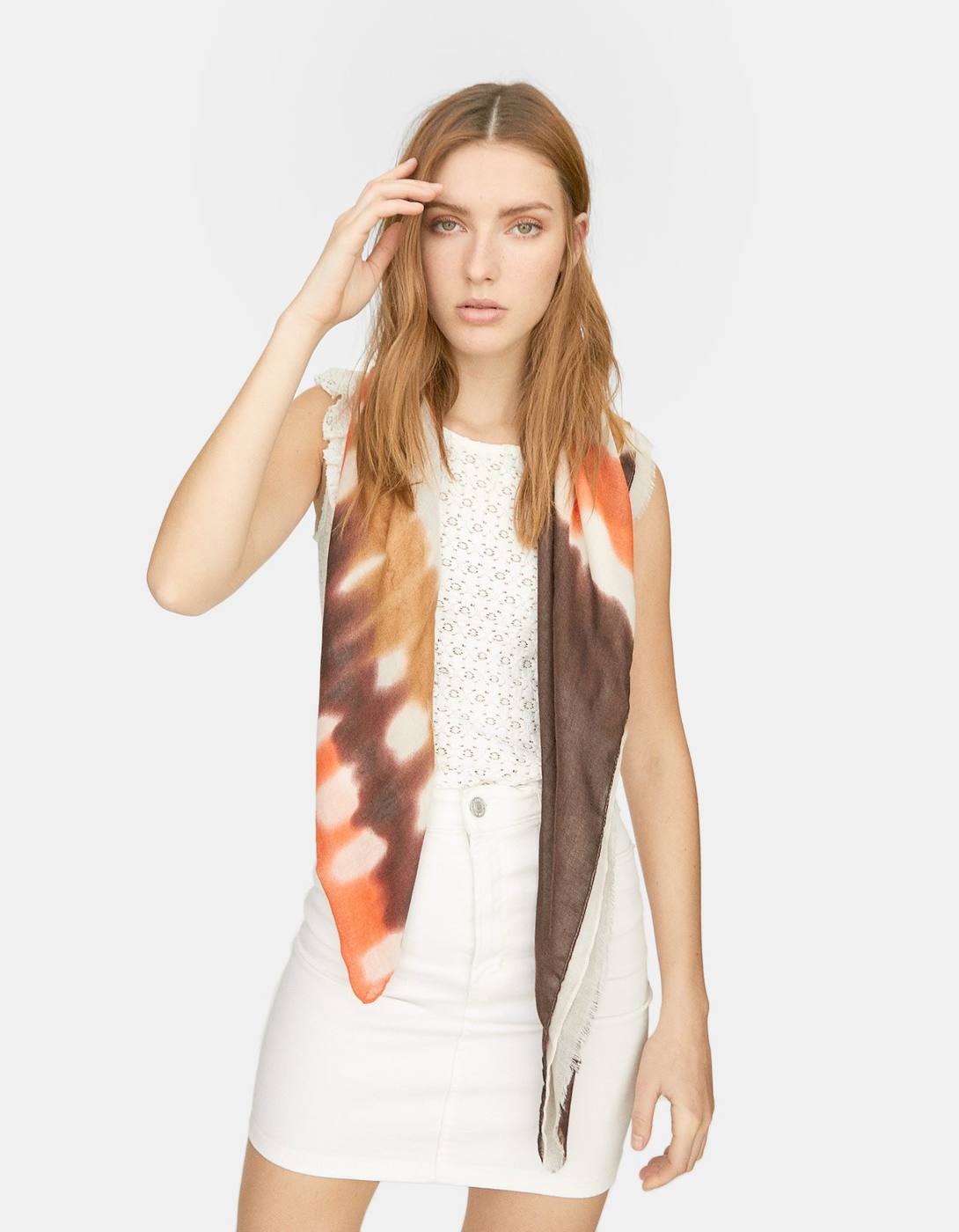 El tie dye es uno de los estampados estrella de la temporada y se ha trasladado también a los pañuelos para que no te escapes a esta tendencia. (12,99 euros).