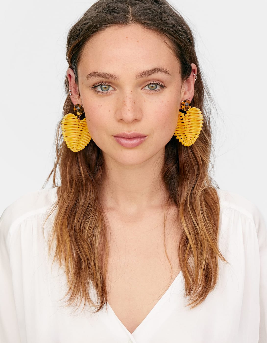 Pendientes de hilo en forma de corazón en tono amarillo. (7,99 euros).