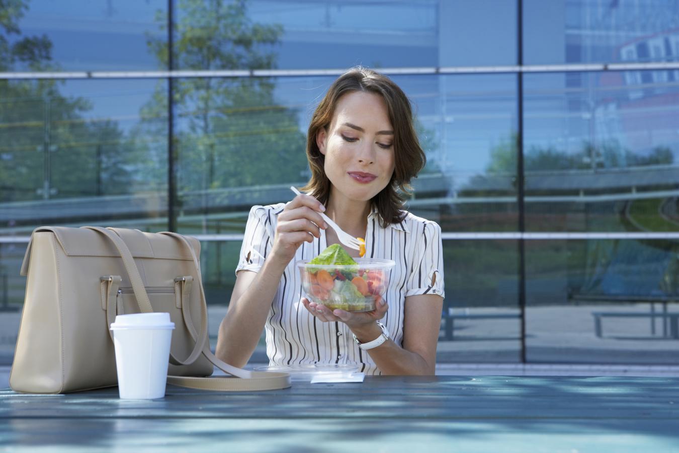 Sí, comer vegetales es sano, pero si estos vienen enplasticados y además con aderezos ya elaborados, dejan de ser una elección sana. La mayoría de productos envasados tienen aditivos para que duren más tiempo. Además los aderezos que traen suelen estar plagados de azúcar. Escoge siempre las verduras frescas y prepara tú mismo el aderezo.