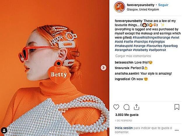 La insfluencer Betty no solo adora el naranja, sino que los accesorios excesivos también son su debilidad.