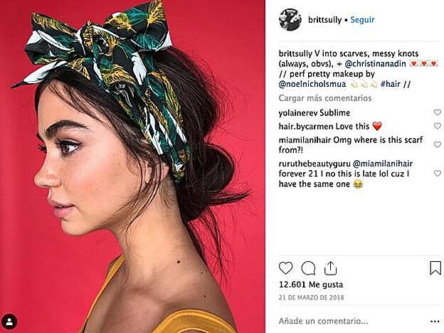 Un pañuelo estampado es perfecto para refrescar tu moño.