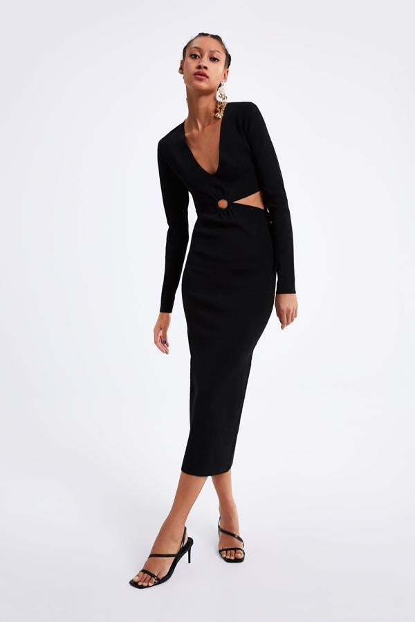Vestido "cut out" en negro, con escote en pico, 39,95 euros.