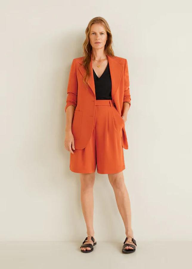 Bermuda en color teja con detalle de cinturón (39,99 euro) a juego con una americana estructurada (59,99 euros).