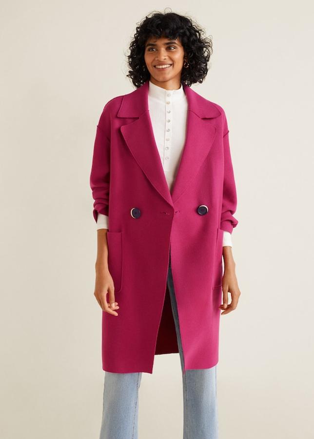 Diseño midi en lana virgen con solapas y manga larga. Lleva costuras decorativas, bolsillos de parche y cierre de doble botonadura (Mango, 59,99 euros).