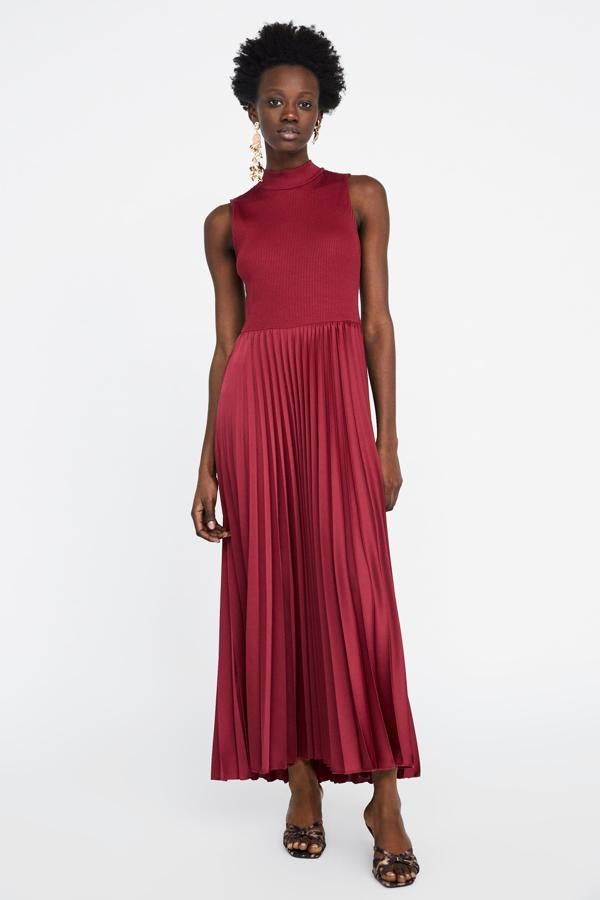 Vestido burdeos con cuello subido, 29,95 euros.