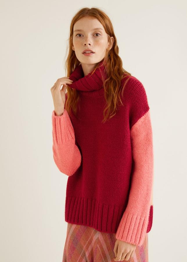Jersey de punto de tres colores (la espalda es beis) con el cuello alto desbocado, la costura del hombro caída y manga larga (Mango, 25,99 euros).