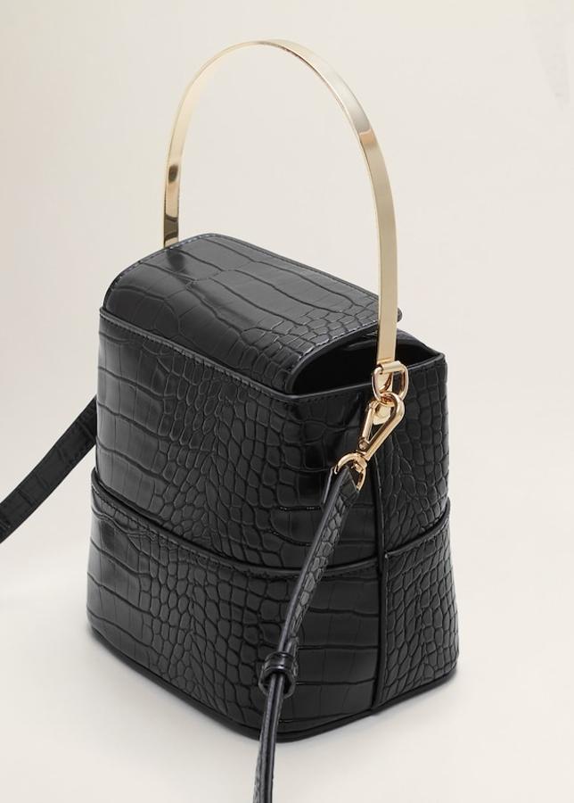 Confeccionado con material efecto piel de cocodrilo, lleva una asa corta metálica y otra segunda asa larga ajustable. El cierre metálico lleva imán (15,99 euros).