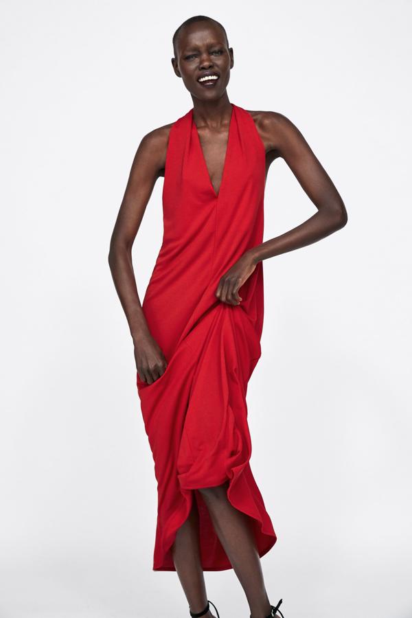 Vestido rojo de corte minimalista, 25,95 euros.