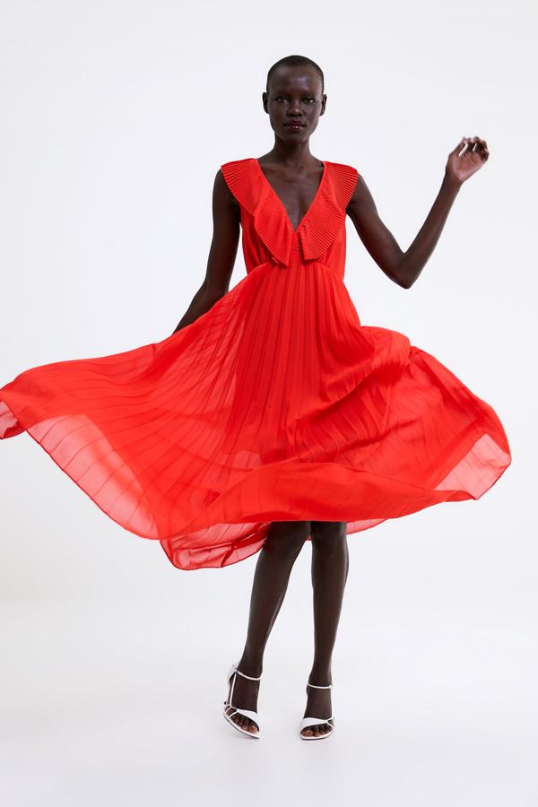 Vestido fluido en rojo coral y escote pico, 39,95 euros.