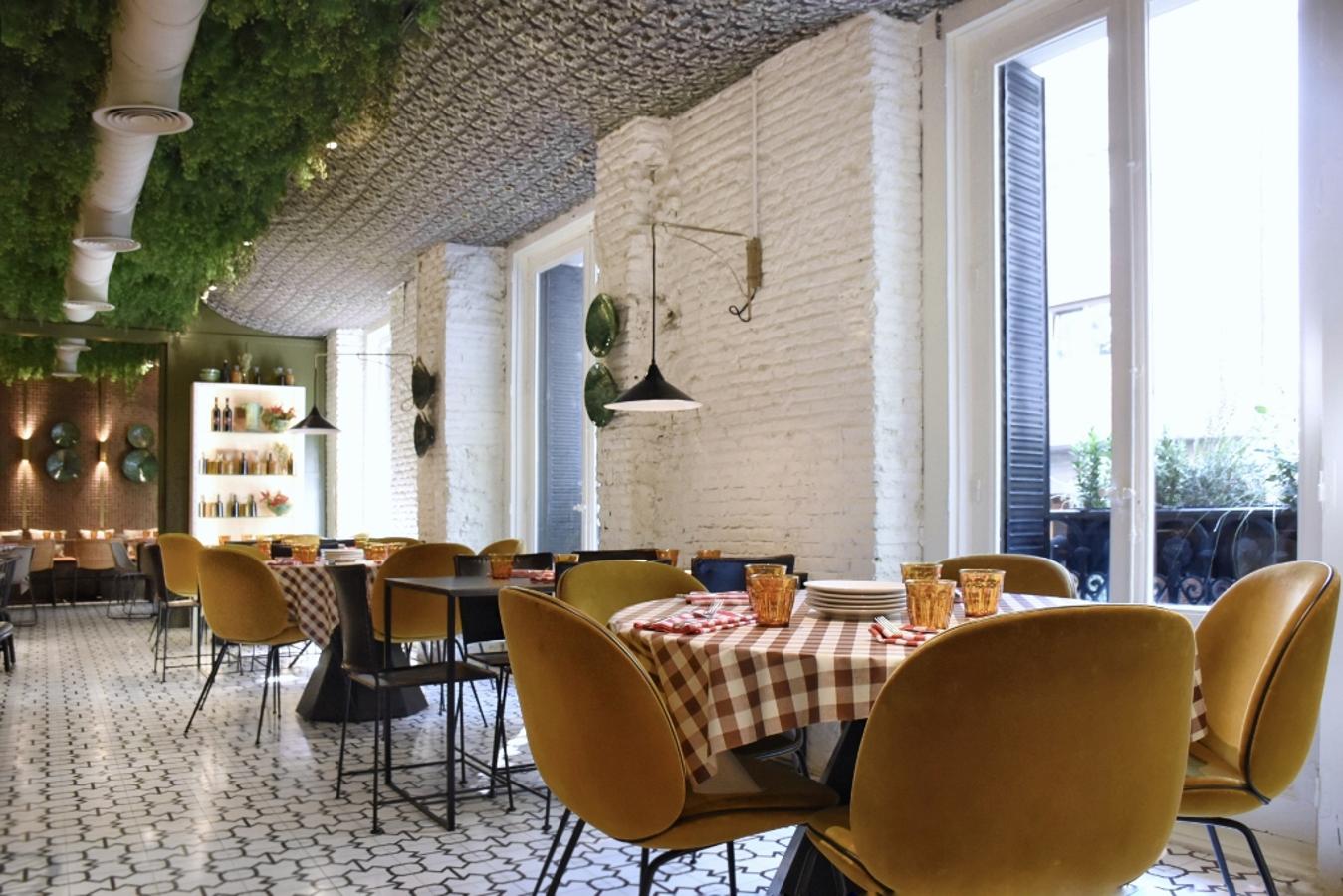 Fellina es un italiano auténtico donde, dicen los expertos en materia, se comen los mejores ‘Spaghetti alla carbonara originale’ (siguiendo la receta auténtica romana con yema de huevo, guanciale y pecorino), ‘Spaghetti al Tartufo’, ‘Pizza Fritta’ (el secreto mejor guardado de los napolitanos), y el mejor ‘Tiramisú’ de Madrid. Tiene una preciosa Terraza de Invierno para veladas íntimas y acogedoras donde los fumadores pueden pecar sin miedo, y su Club clandestino Anónimo, escondido en el sótano y con acceso restringido bajo contraseña, es uno de los escondites favoritos de los más canallas de Madrid. Imprescindibles sus cócteles de autor y su mega fotografiado baño mixto, decorado por Madrid in Love. Reservas: 91 410 92 50 – www.fellinamadrid.com