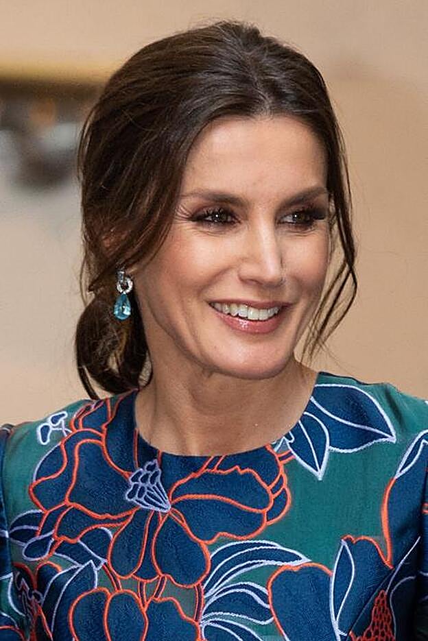 Doña Letizia apostó por unos pendientes de Bulgari.