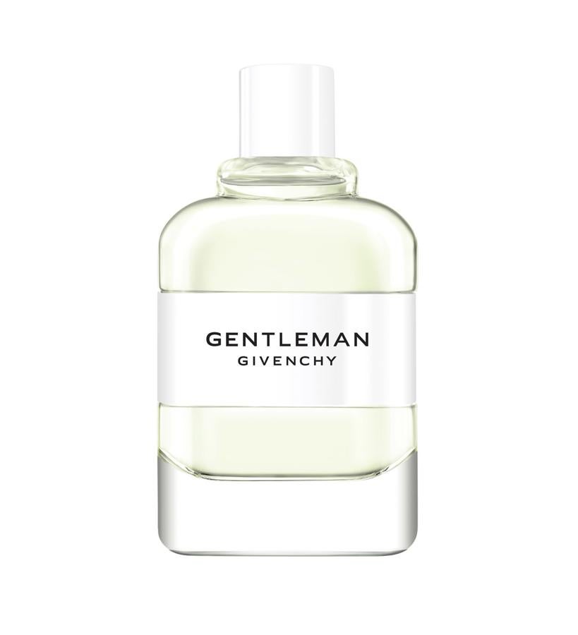 Decidido a llevarse consigo a todas las personas que encuentra, el hombre que lleva esta colonia emana una sobredosis de cítricos –bergamota, limón, petit grain–, romero, lirio, un toque de ambroxan y almizcles. Gentleman Cologne de Givenchy (88 €/ 100 ml).