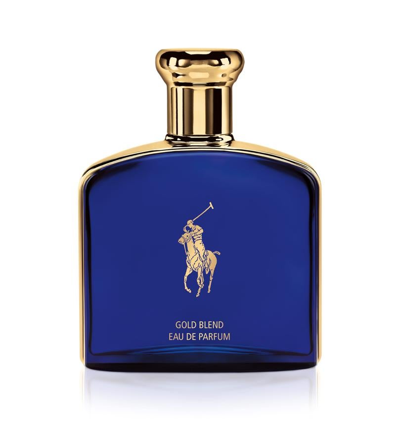 Inspirado en el emblemático blazer azul con botones dorados, este perfume tiene unas notas de salida de lima y jengibre, en el corazón combina melón y salvia y termina con fusionando vetiver con el toque de incienso. Polo Blue Gold Blend de Polo Ralph Lauren (76,50 €/ 75 ml).