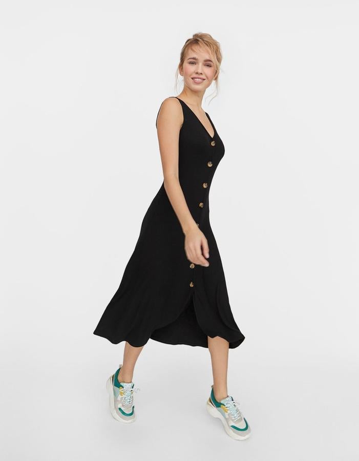 Un modelo que triunfó el año pasado y vuelven a sacar en este 2019. De canalé, abotonado en la parte delantera. Son 25,99 euros.