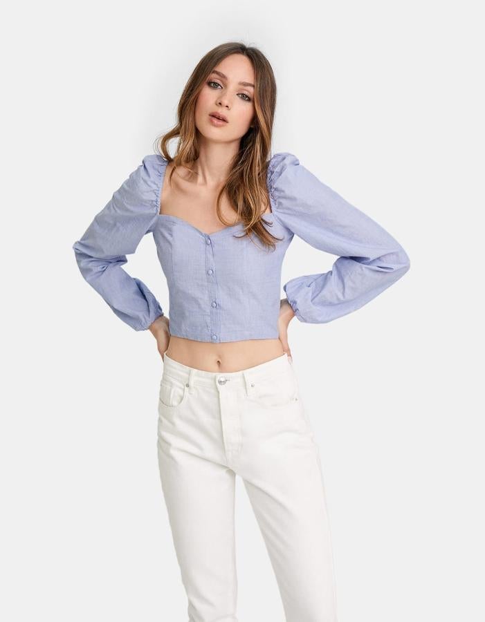 De lino, en azul y escote corazón, de Stradivarius. Cuesta 19,99 euros.